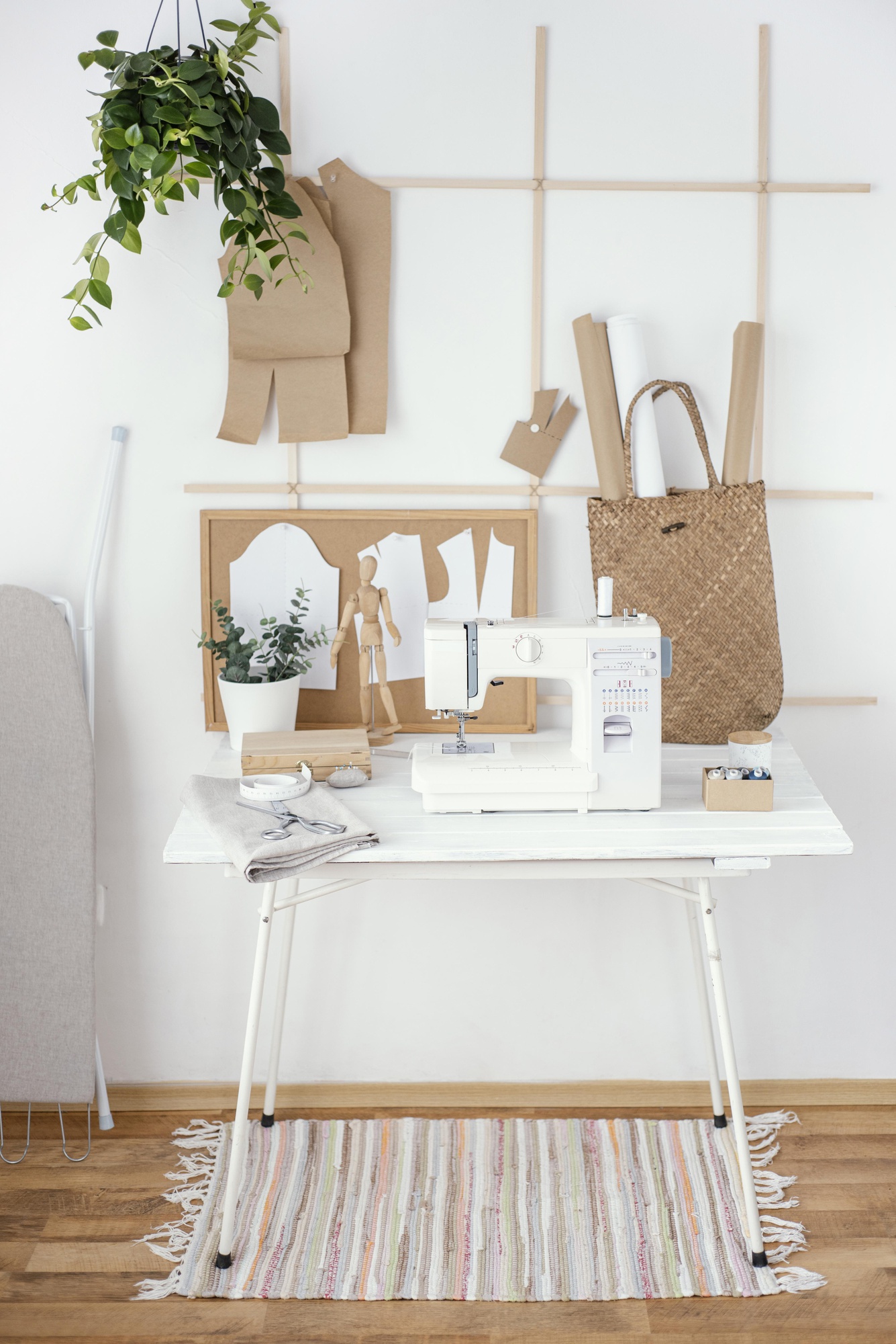 Interno atelier con tavolo di lavoro e luci calde